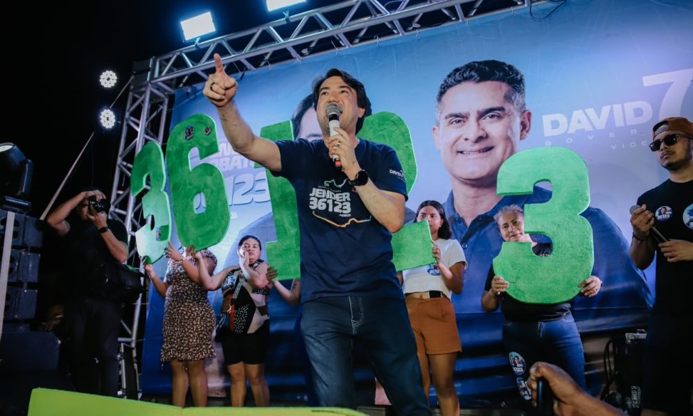 Jender Lobato discursa durante caminhada de encerramento da campanha eleitoral em Parintins, ao lado de apoiadores e do número de campanha.