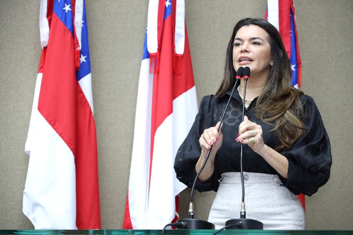 Deputada estadual Alessandra Campelo discursa na tribuna da Assembleia Legislativa do Amazonas e manifesta solidariedade à Dra. Shádia após ataques políticos.