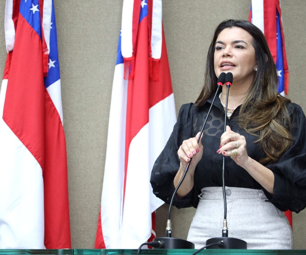 Deputada estadual Alessandra Campelo discursa na tribuna da Assembleia Legislativa do Amazonas e manifesta solidariedade à Dra. Shádia após ataques políticos.