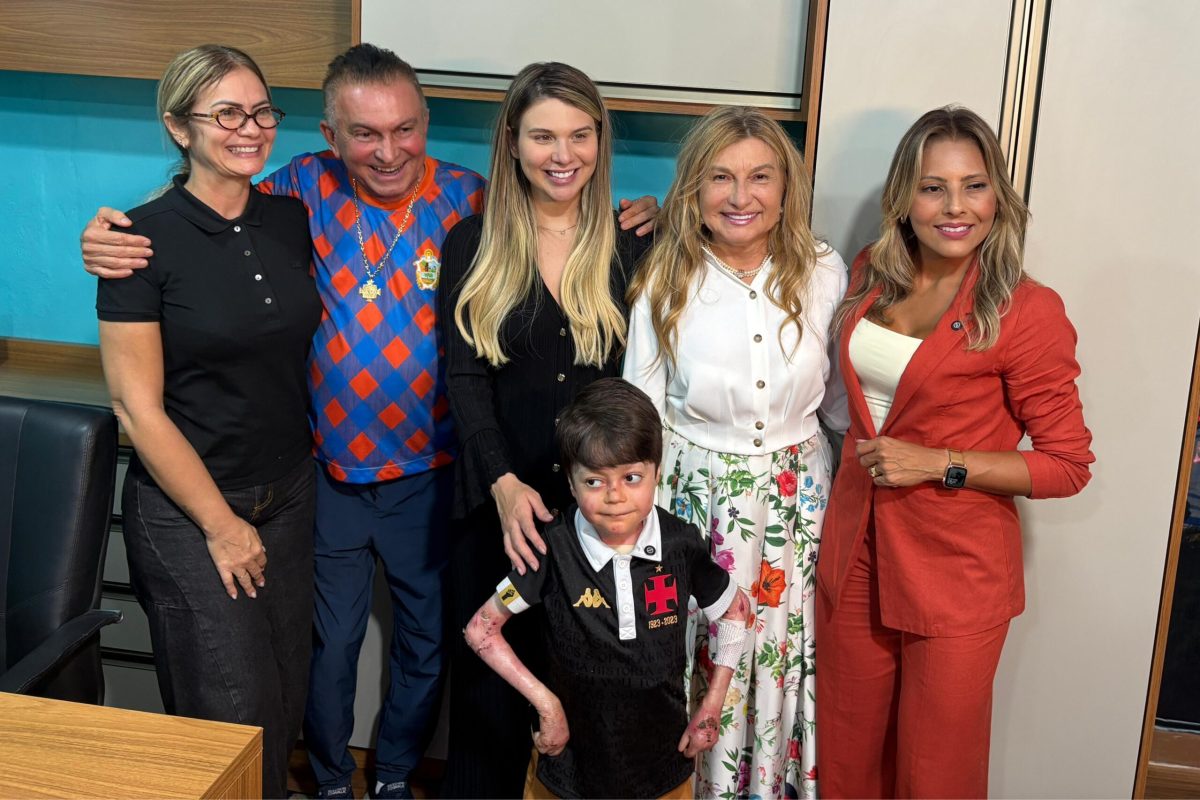 Sabá Reis, Izabelle Almeida e famílias durante entrega de sala da ABAM para pacientes com epidermólise bolhosa em Manaus