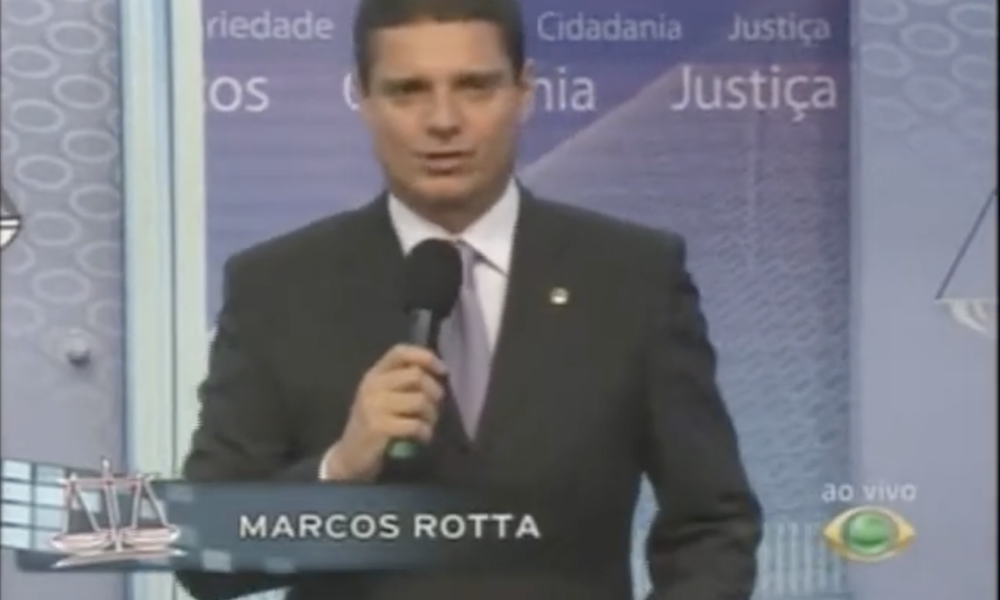 Marcos Rotta apresenta o programa Exija Seus Direitos em estúdio de televisão, durante transmissão voltada à defesa da cidadania e dos direitos da população.