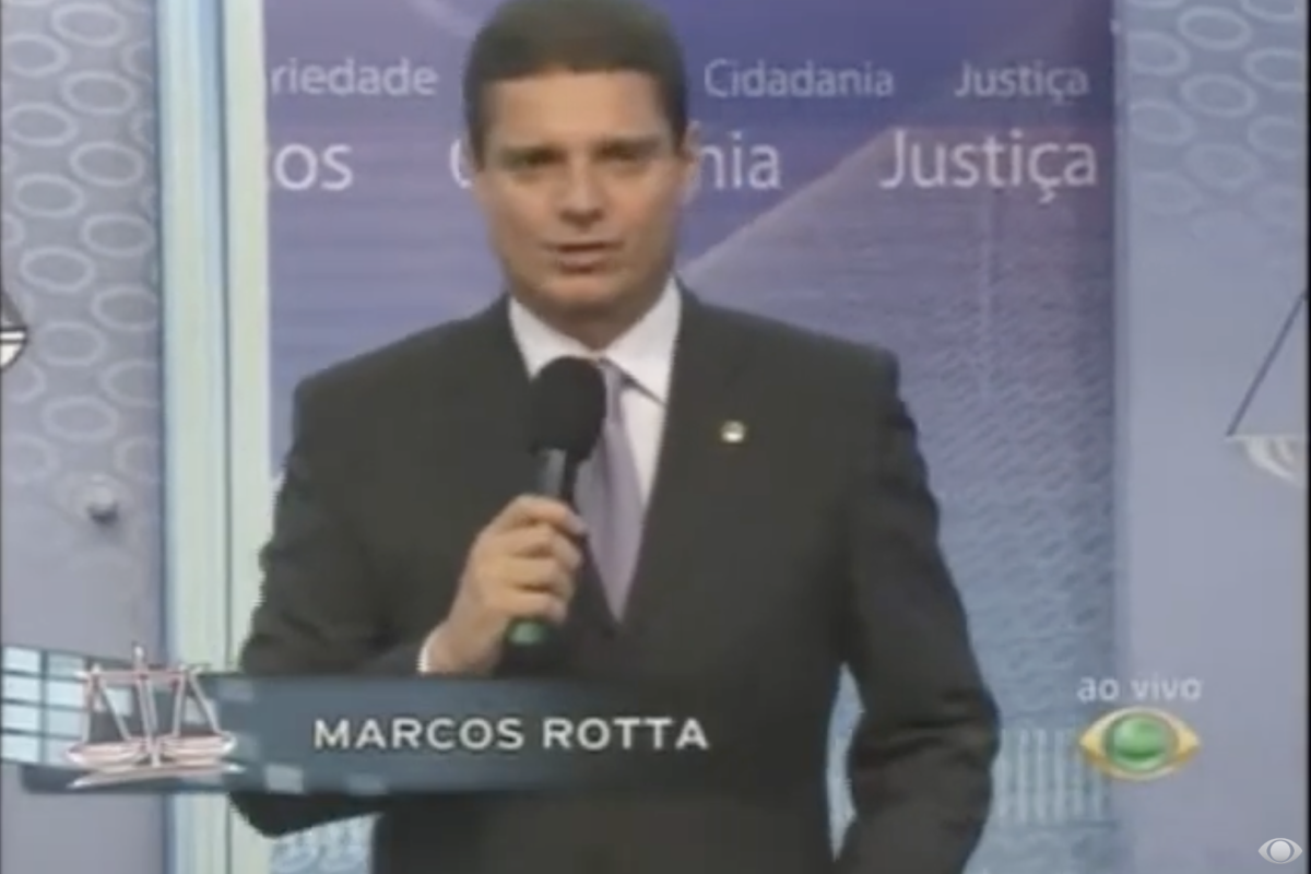 Marcos Rotta apresenta o programa Exija Seus Direitos em estúdio de televisão, durante transmissão voltada à defesa da cidadania e dos direitos da população.