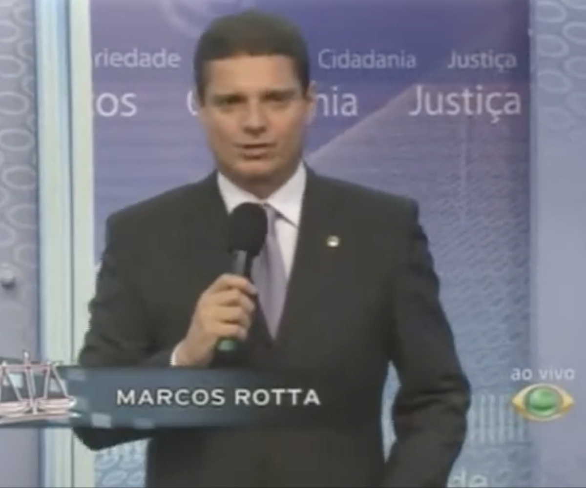 Marcos Rotta apresenta o programa Exija Seus Direitos em estúdio de televisão, durante transmissão voltada à defesa da cidadania e dos direitos da população.