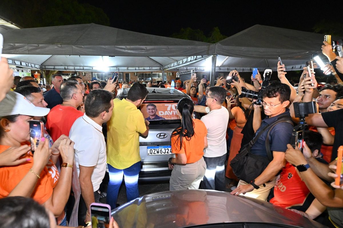 David Almeida inicia campanha ao Governo do Amazonas com mega adesivaço em Manaus e no interior