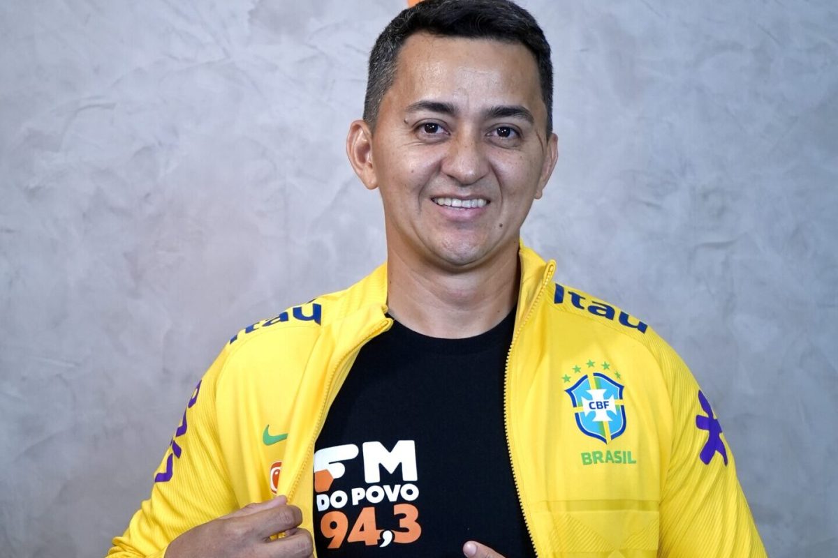 Apresentador da FM do Povo 94,3, veste agasalho oficial da Seleção Brasileira durante divulgação de promoção que vai sortear a peça entre ouvintes e seguidores da rádio em Manaus.