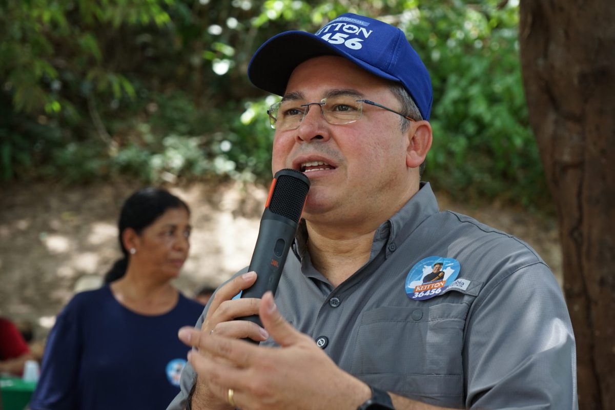 Keitton Batista durante encontro com moradores em agenda de campanha no interior do Amazonas, ao lado de lideranças e famílias da comunidade.