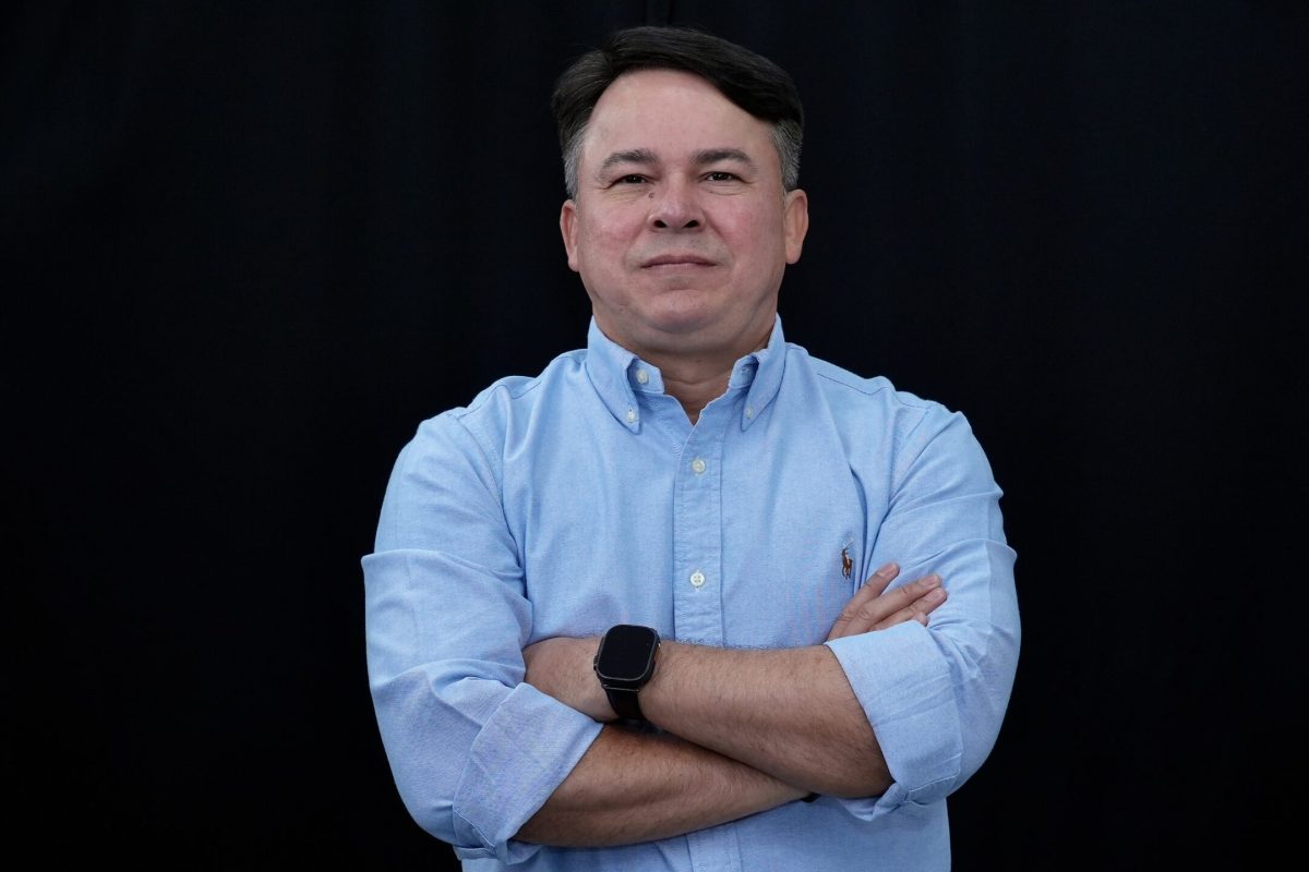 Ex-prefeito de Coari e pré-candidato a deputado estadual pelo Agir, Keitton Batista, durante divulgação de esclarecimento sobre procedimento em andamento no Tribunal de Contas da União (TCU).