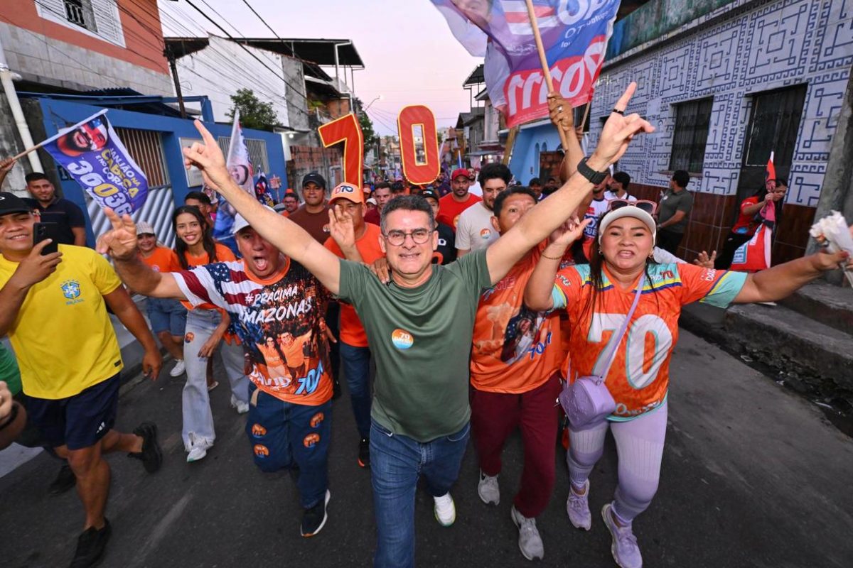 David recebe apoio dos moradores durante caminhada na Compensa