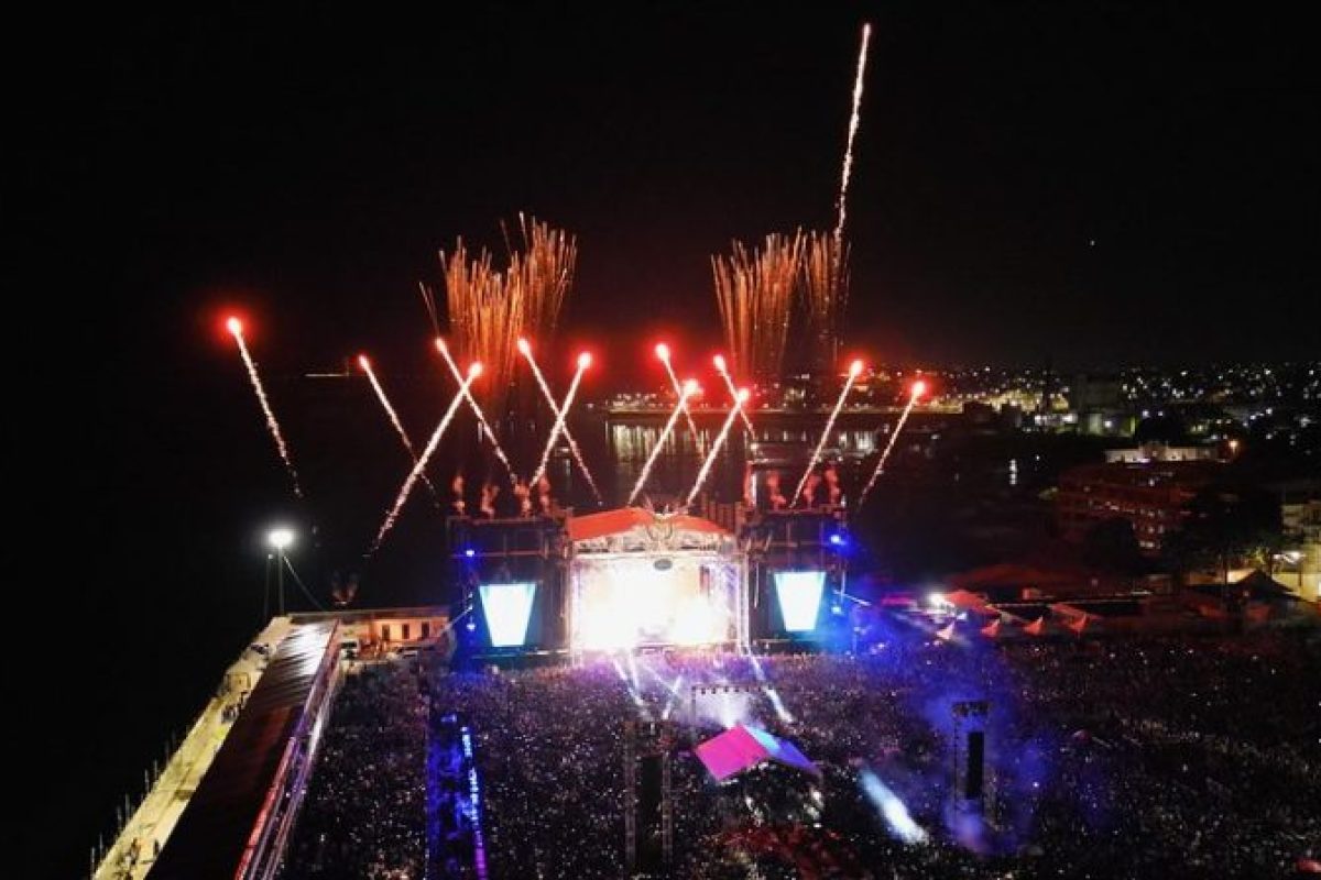 Vista aérea do palco principal do #SouManaus Passo a Paço 2026 durante show no Centro Histórico de Manaus.