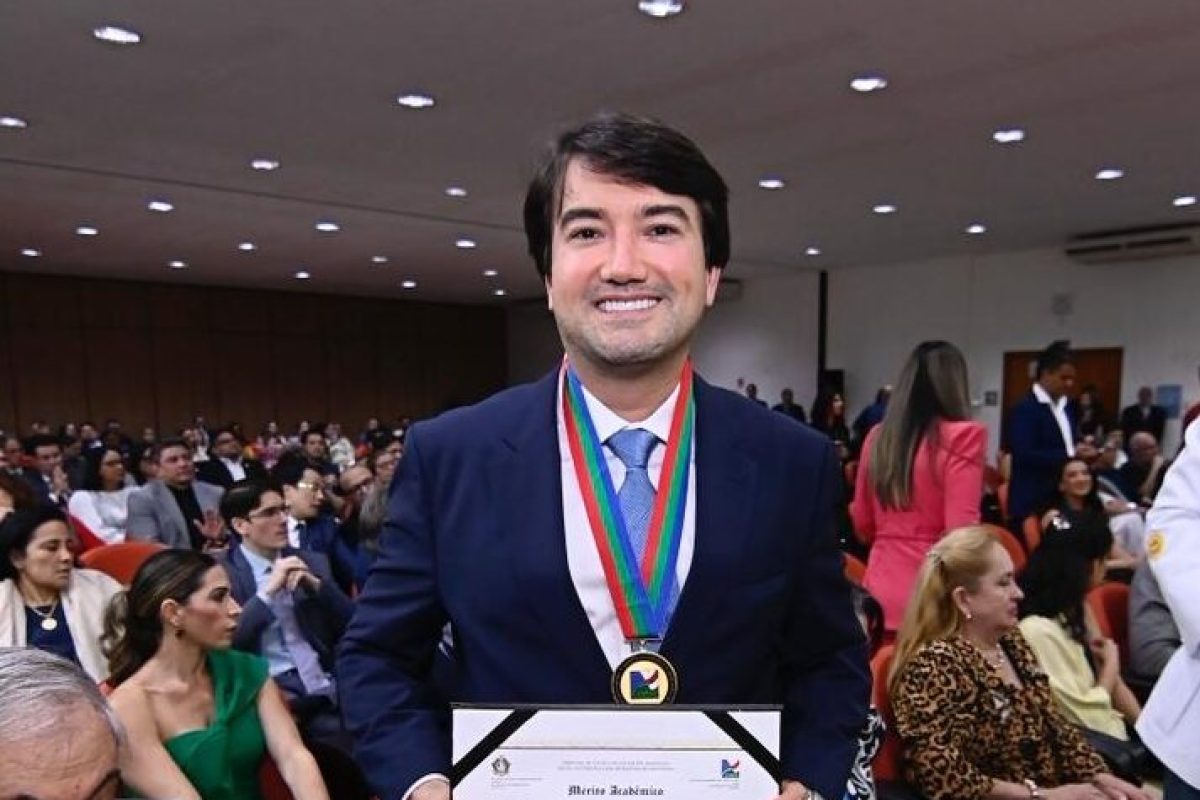 Jender Lobato segura diploma durante evento político em plenário com presença de apoiadores e lideranças em Manaus.