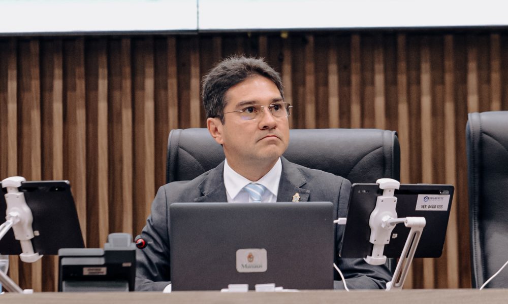 Vereador Jander Lobato durante sessão na Câmara Municipal de Manaus, autor do Projeto de Lei 269/2025 que proíbe câmeras de monitoramento em quartos, banheiros e áreas privativas de imóveis alugados por aplicativos de hospedagem.