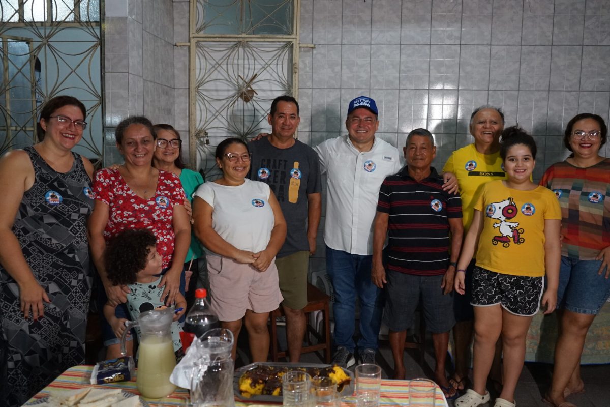 Keitton Batista posa ao lado de moradores durante reunião comunitária no conjunto Hiléia II, bairro Redenção, em Manaus.