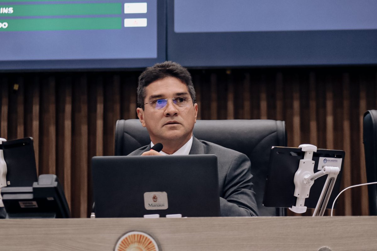 Vereador Jander Lobato durante sessão na Câmara Municipal de Manaus, onde acompanha a tramitação do Projeto de Lei nº 197/2025, que propõe a capacitação permanente em inteligência artificial para professores da rede municipal de ensino.