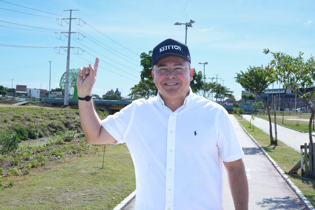 Keitton Batista posa para foto durante agenda em Manaus. O pré-candidato participa da convenção estadual que oficializa sua candidatura a deputado estadual pelo Agir.