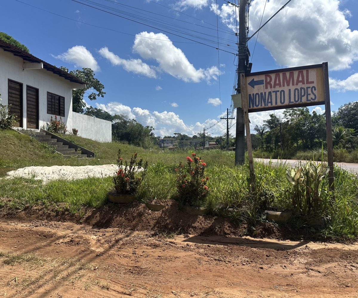 Placa de entrada do Ramal Nonato Lopes, em Iranduba, onde moradores denunciam falta de energia elétrica, ponte, coleta de lixo e infraestrutura durante visita do pré-candidato Jender Lobato.