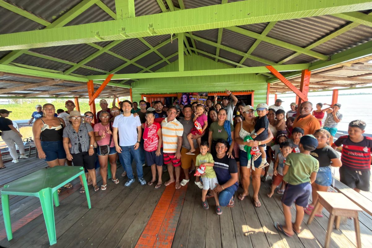 Jender Lobato posa ao lado de moradores durante visita à comunidade Paraná do Parauá, no Careiro da Várzea, onde discutiu educação, saúde e desenvolvimento regional.