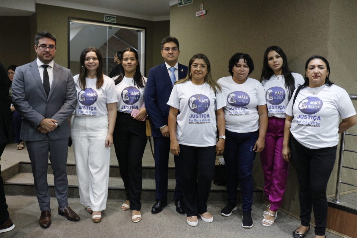 Grupo de mães atípicas protesta nas galerias da Câmara Municipal de Manaus pedindo melhorias no atendimento a crianças com TEA
