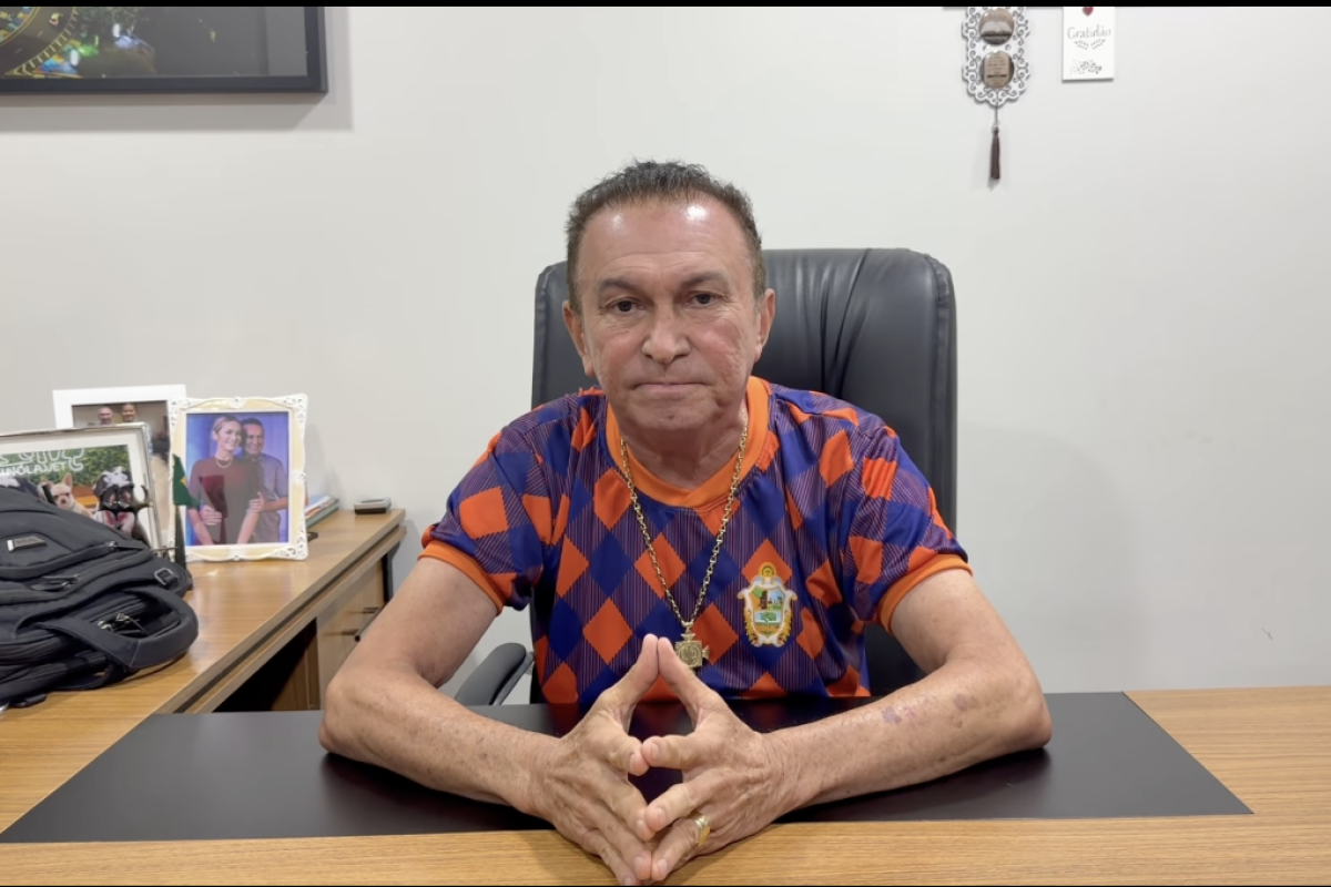 Sabá Reis sentado em escritório da Semulsp em Manaus, destacando sua trajetória como vereador e a importância da Câmara Municipal