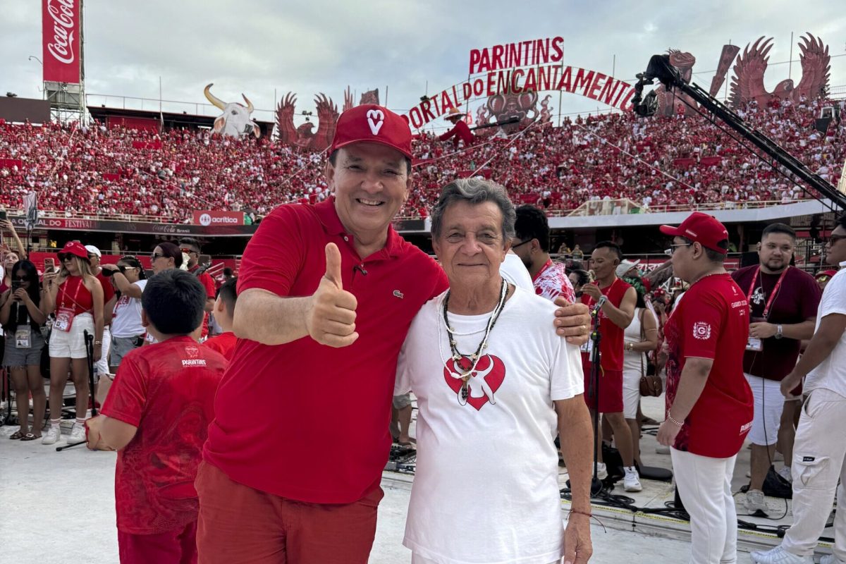 Tony Medeiros durante o Festival Folclórico de Parintins ao lado de Fred Góes, destacando a importância dos trabalhadores que constroem o maior espetáculo folclórico do Amazonas.