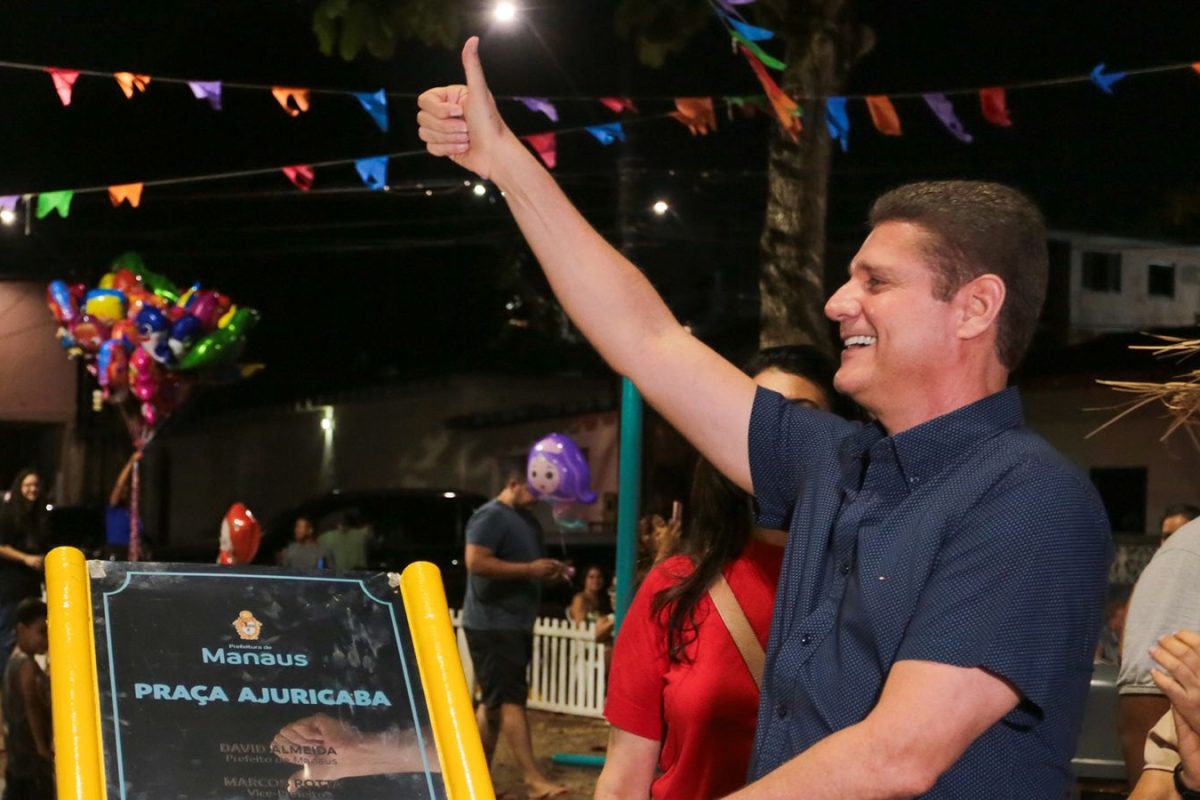 Marcos Rotta durante evento de entrega da Praça Ajuricaba, em Manaus, acenando para o público.