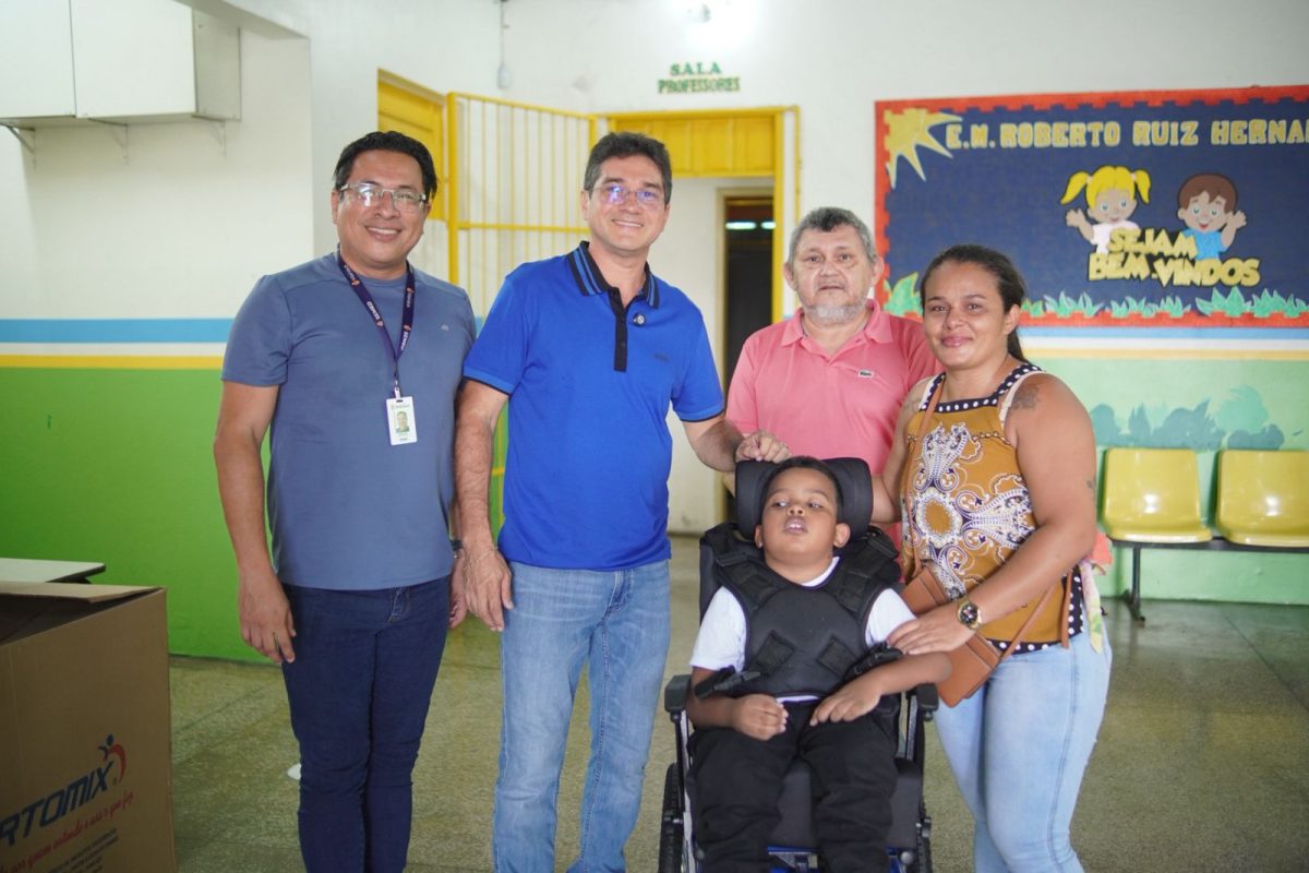 Vereador Jander Lobato entrega cadeira de rodas ao aluno Benjamin Castro em escola municipal de Manaus