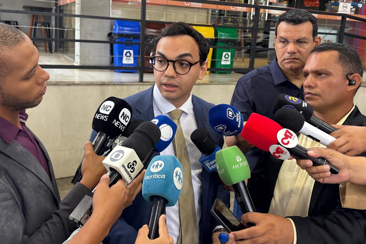 Advogado San Barbosa concede entrevista coletiva à imprensa sobre defesa de Anabela Cardoso em Manaus.