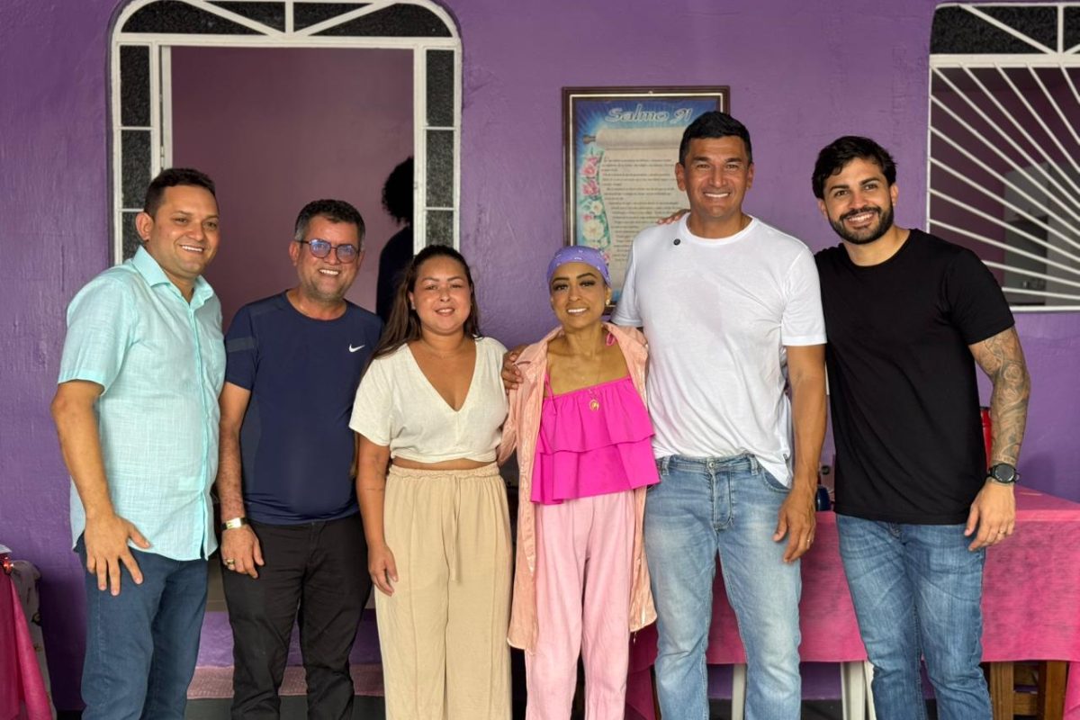 Secretário Jesus Alves durante visita à família beneficiada pelo programa Casa Manauara em Manaus