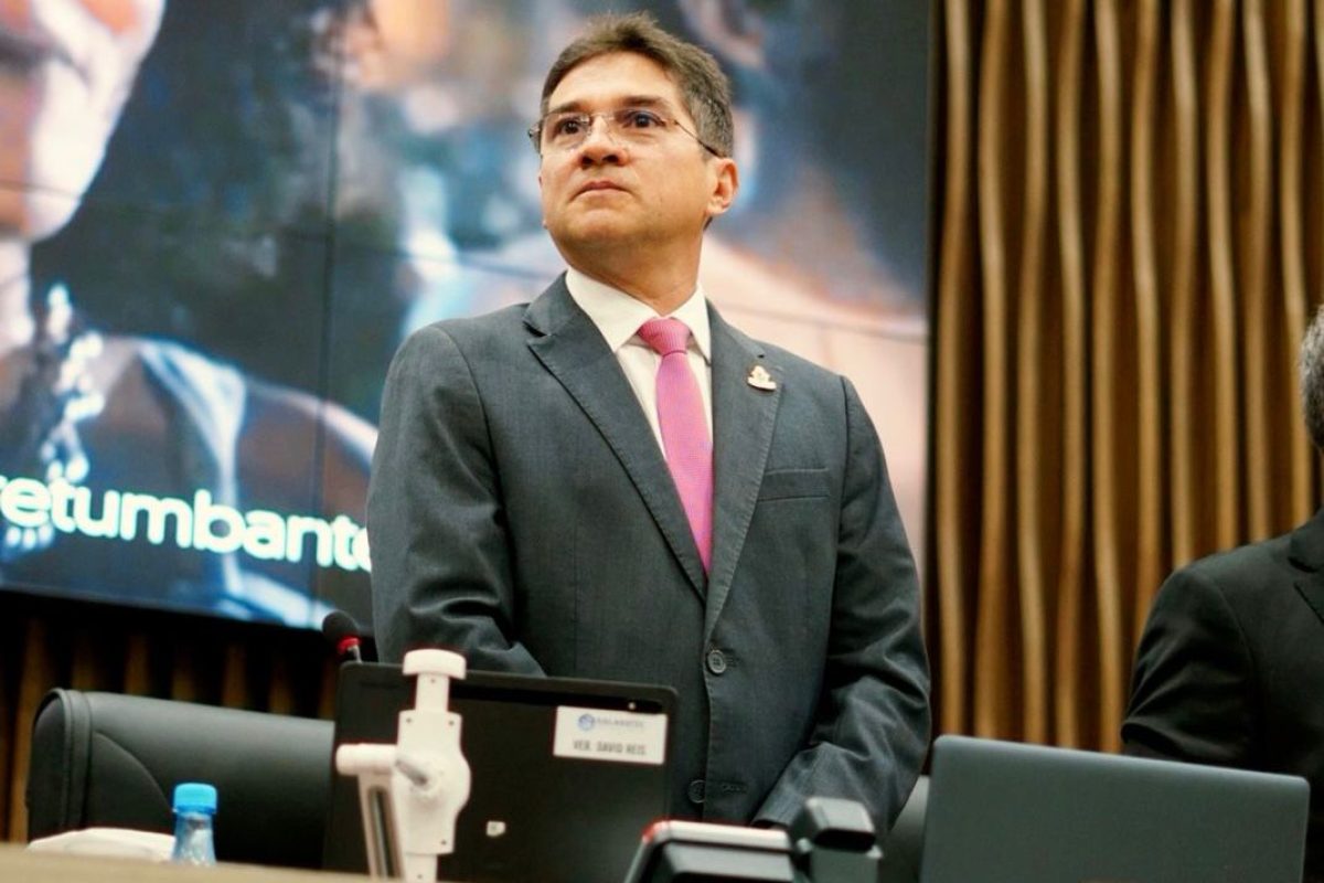 Vereador Jander Lobato durante sessão na Câmara Municipal de Manaus debatendo violência contra a mulher.