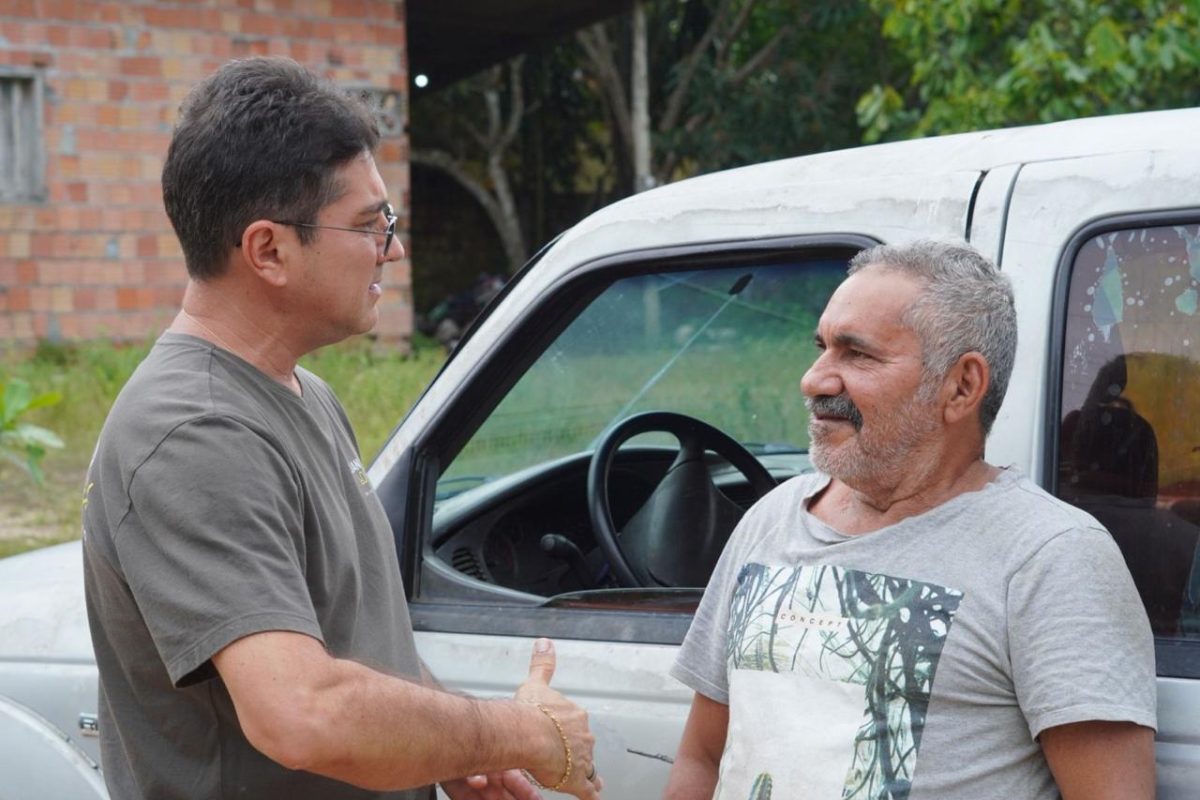 Vereador Jander Lobato visita comunidades do Ramal do Brasileirinho sob chuva na zona Leste de Manaus