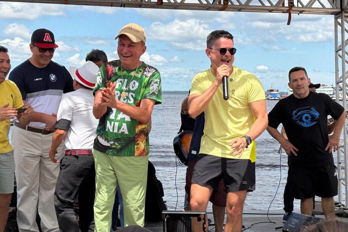 Prefeito David Almeida durante visita à praia da Ponta Branca revitalizada no bairro Educandos
