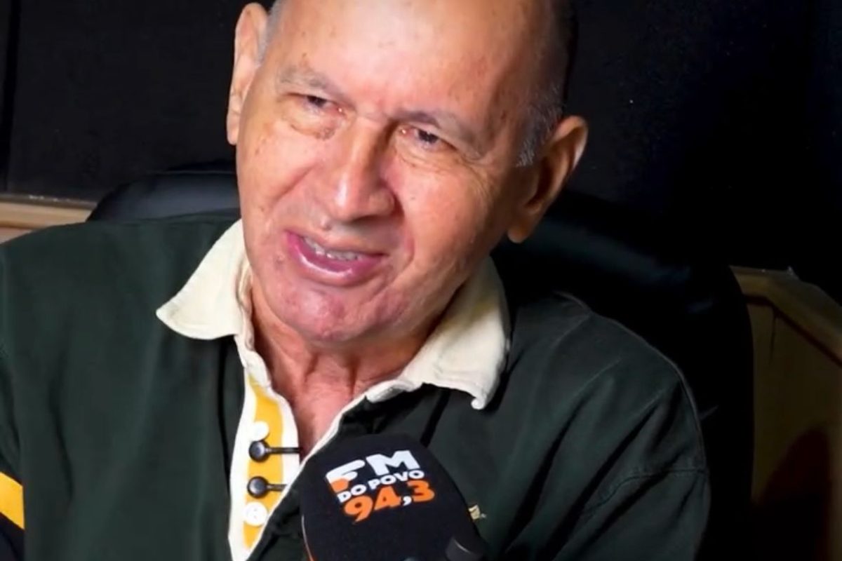 Valdir Correia durante programa ao vivo na FM do Povo 94,3 em estúdio