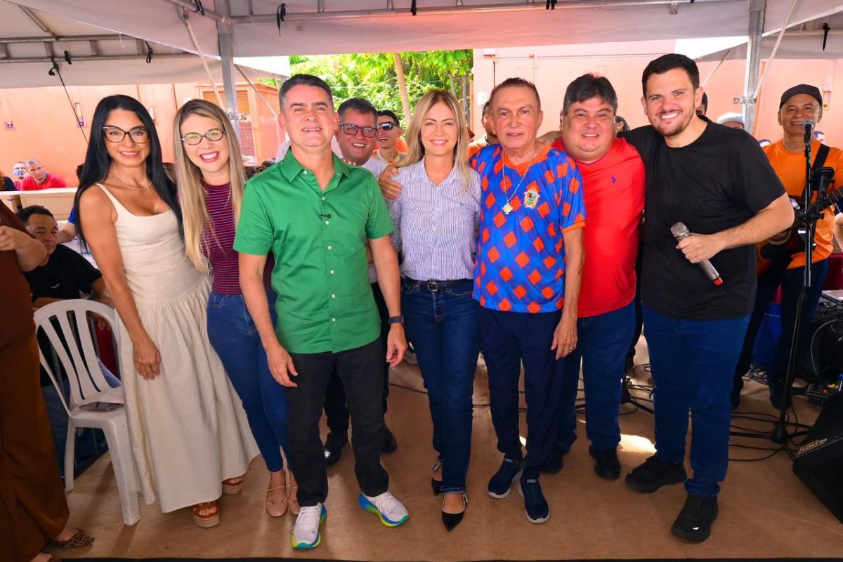 Secretário Sabá Reis e prefeito David Almeida durante comemoração com servidores da Semulsp em Manaus