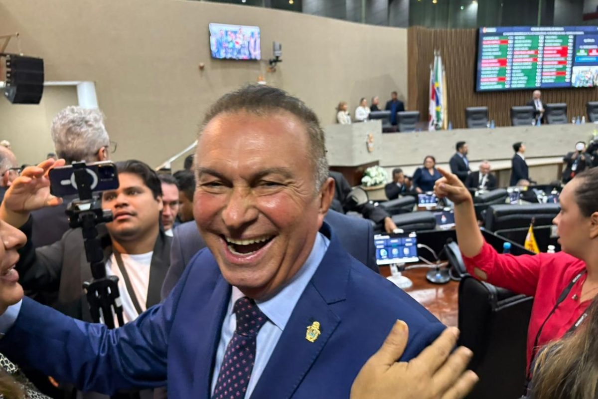Sabá Reis durante cerimônia de renúncia de David Almeida na Câmara Municipal de Manaus