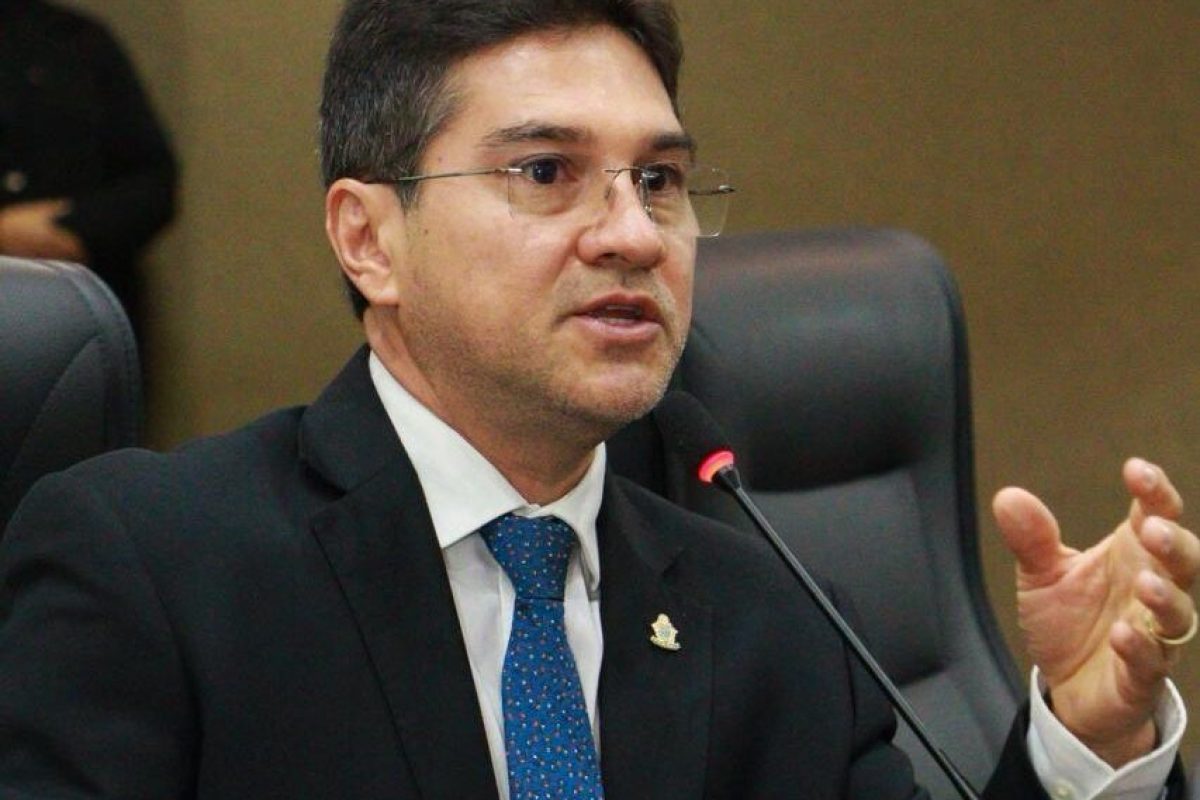 Vereador Jander Lobato discursa na Câmara Municipal de Manaus sobre políticas públicas para pessoas com autismo