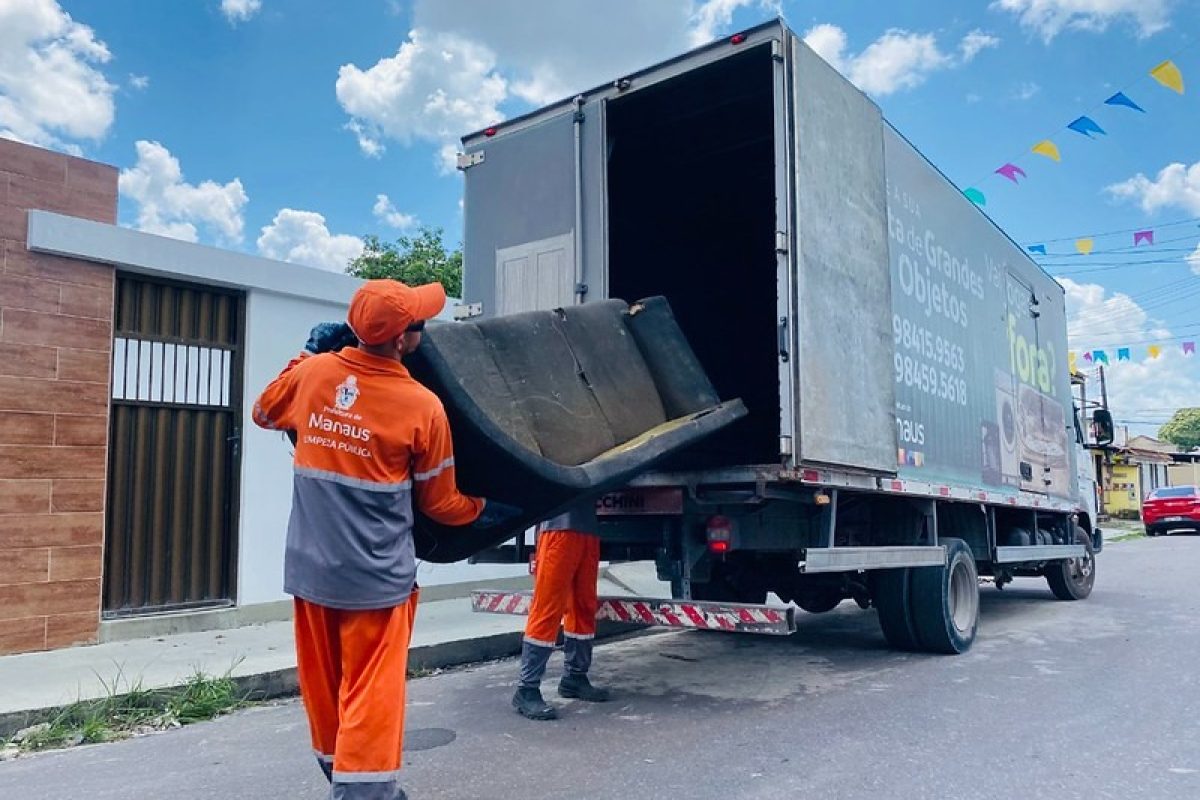 Equipe da Semulsp realiza coleta de móveis e entulhos em Manaus com serviço agendado