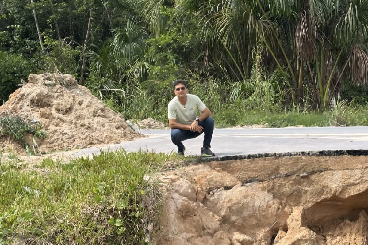 Jander Lobato vistoria cratera em via do Brasileirinho na zona Leste de Manaus após fortes chuvas