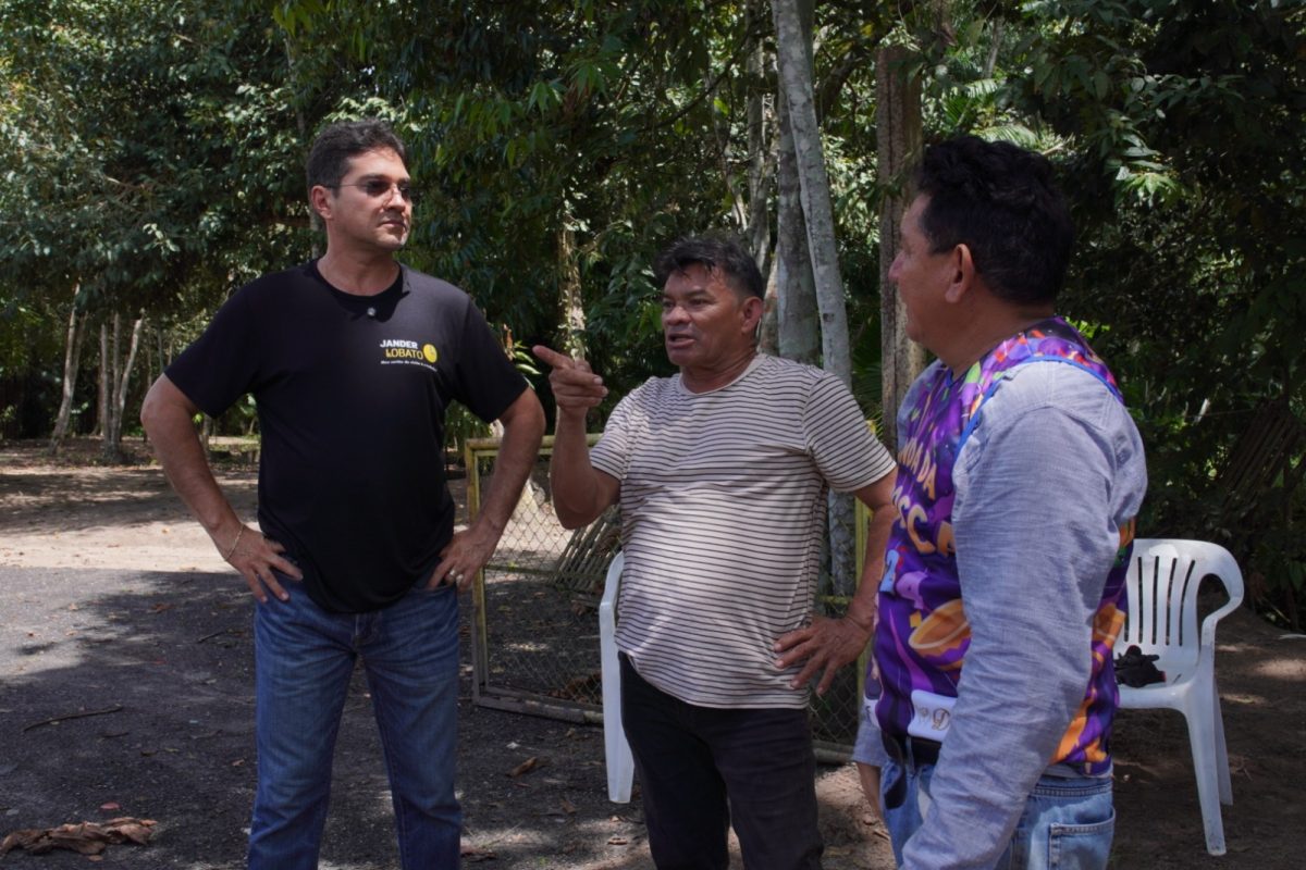 Vereador Jander Lobato conversa com moradores durante visita comunitária em Manaus em agenda ligada às ações do mandato e apresentação de proposituras em 2026.