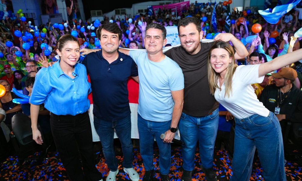 Jender Lobato posa ao lado de lideranças políticas e apoiadores durante lançamento de pré-candidatura à ALE-AM em Manaus.