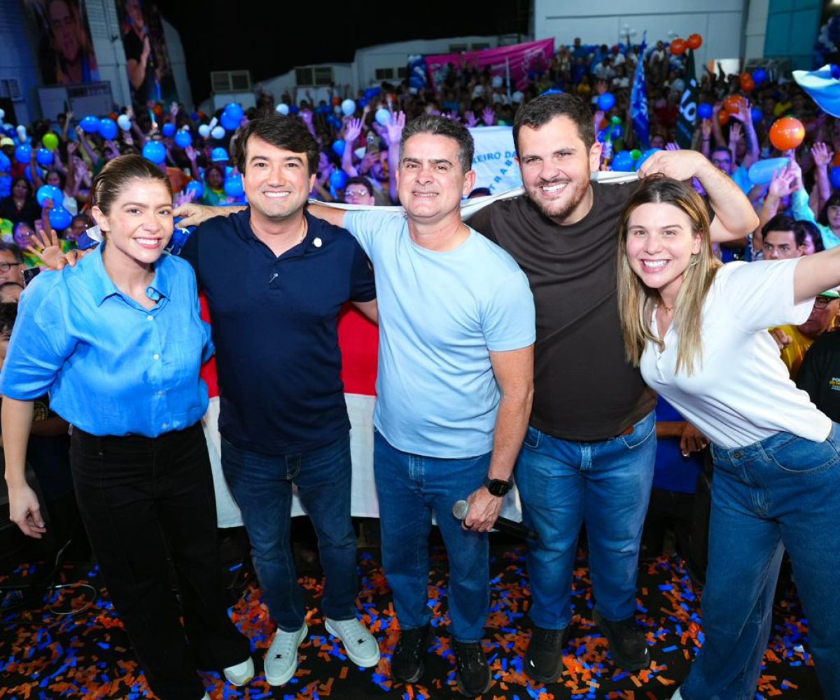 Jender Lobato posa ao lado de lideranças políticas e apoiadores durante lançamento de pré-candidatura à ALE-AM em Manaus.