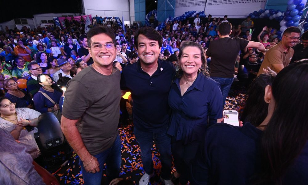 Jander Lobato e Jender Lobato posam ao lado de lideranças políticas durante evento de pré-candidatura à ALE-AM em Manaus.