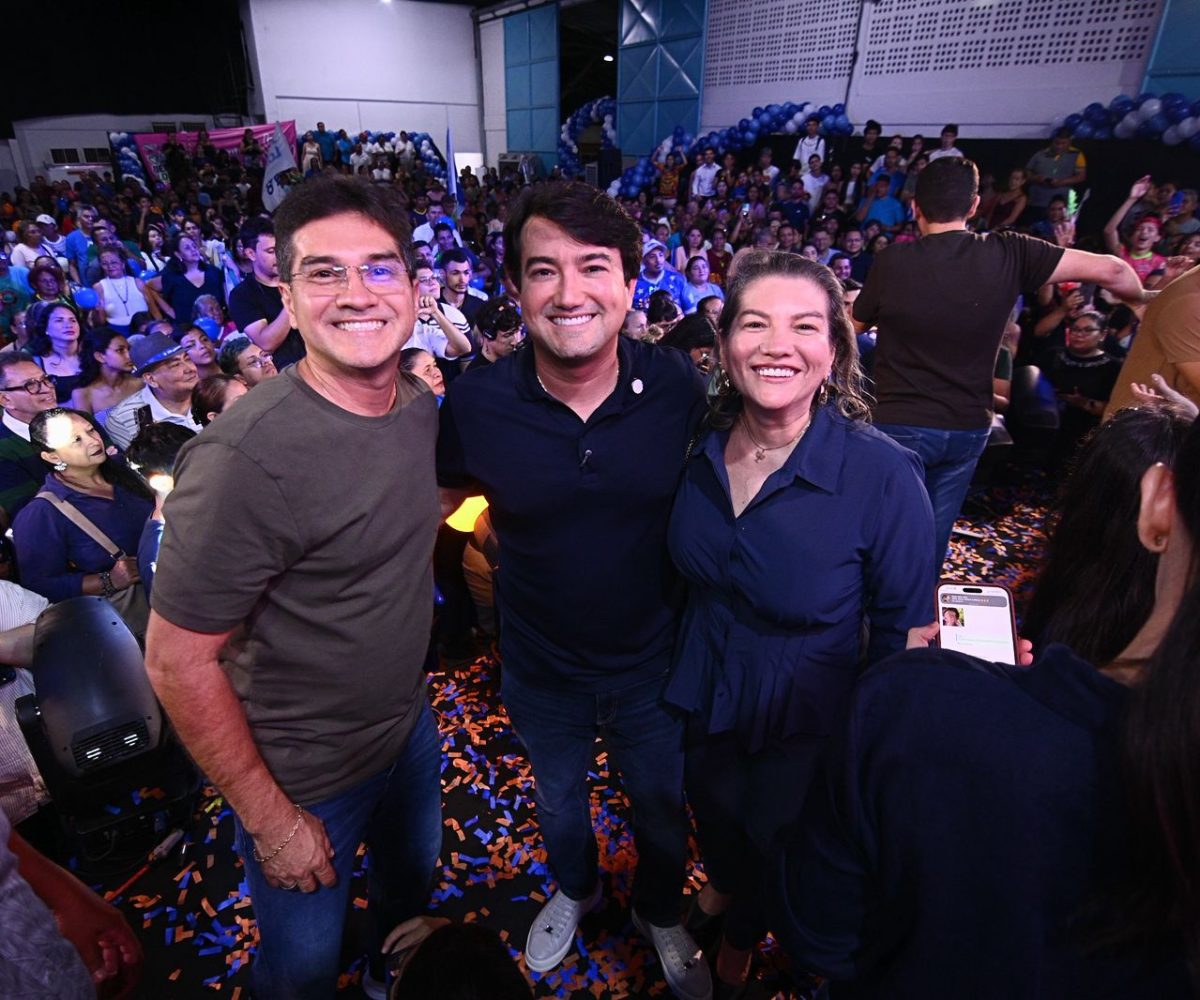 Jander Lobato e Jender Lobato posam ao lado de lideranças políticas durante evento de pré-candidatura à ALE-AM em Manaus.