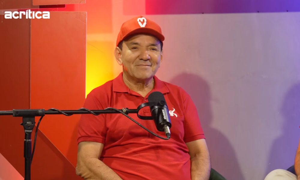 Tony Medeiros durante entrevista em estúdio do portal A Crítica, falando sobre cultura, Festival de Parintins e sua trajetória no Boi Garantido.