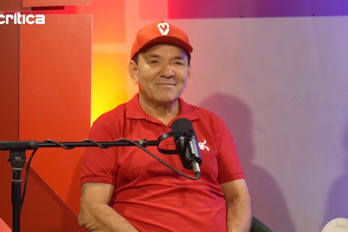 Tony Medeiros durante entrevista em estúdio do portal A Crítica, falando sobre cultura, Festival de Parintins e sua trajetória no Boi Garantido.