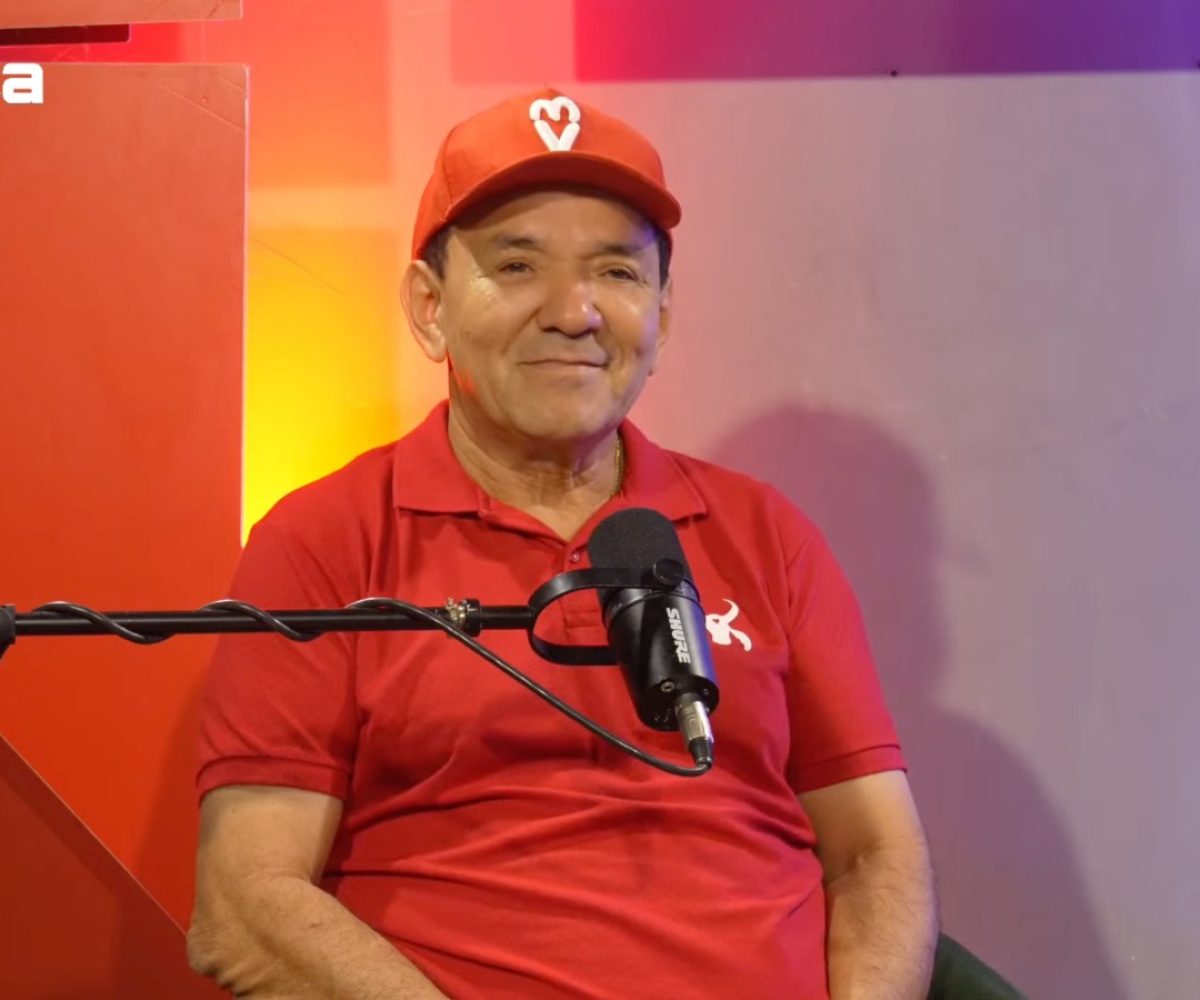 Tony Medeiros durante entrevista em estúdio do portal A Crítica, falando sobre cultura, Festival de Parintins e sua trajetória no Boi Garantido.