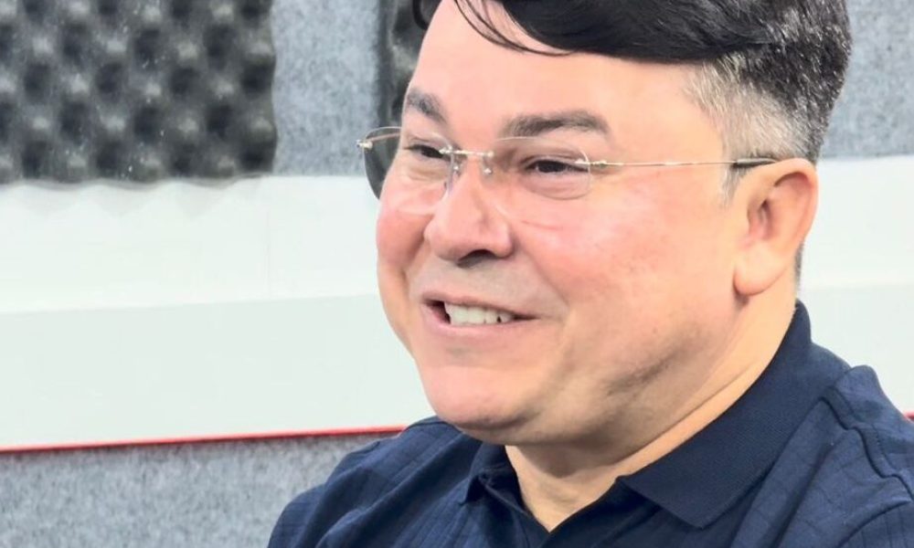 Keitton Pinheiro participa de entrevista em estúdio e anuncia pré-candidatura a deputado estadual e lançamento oficial do projeto político em Coari.