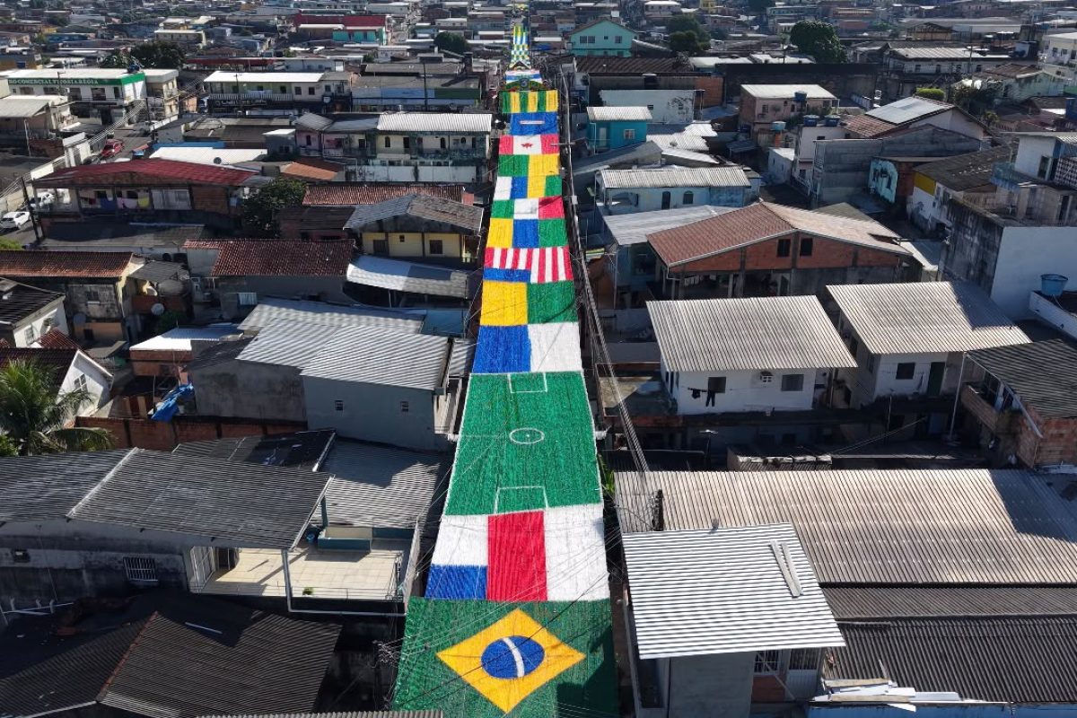 Vista aérea da Rua 3, no bairro Alvorada, decorada para a campanha Rua da Copa da FM do Povo em Manaus.