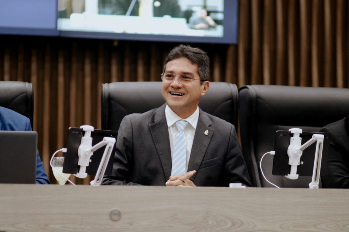 Vereador Jander Lobato durante sessão na Câmara Municipal de Manaus defendendo políticas públicas para identificação precoce do TDAH em crianças.
