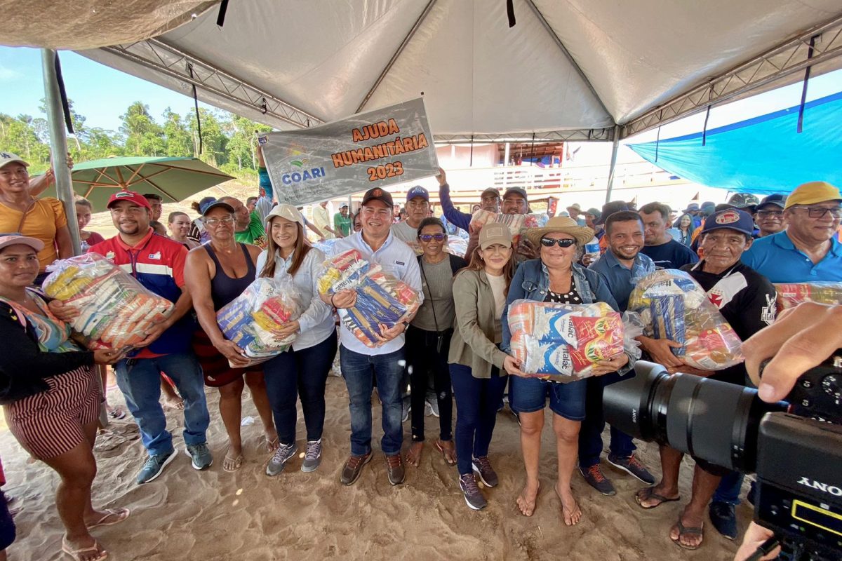 Keitton Batista participa da entrega de ajuda humanitária para famílias afetadas pela cheia dos rios em comunidades de Coari, no Amazonas.