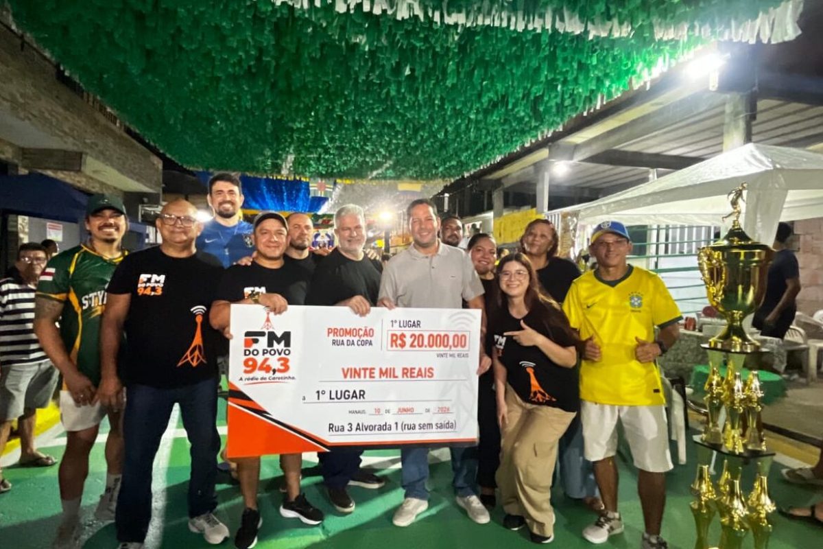 Equipe da FM do Povo entrega prêmio de R$ 20 mil aos moradores da Rua 3, no bairro Alvorada, vencedora da campanha Rua da Copa em Manaus.