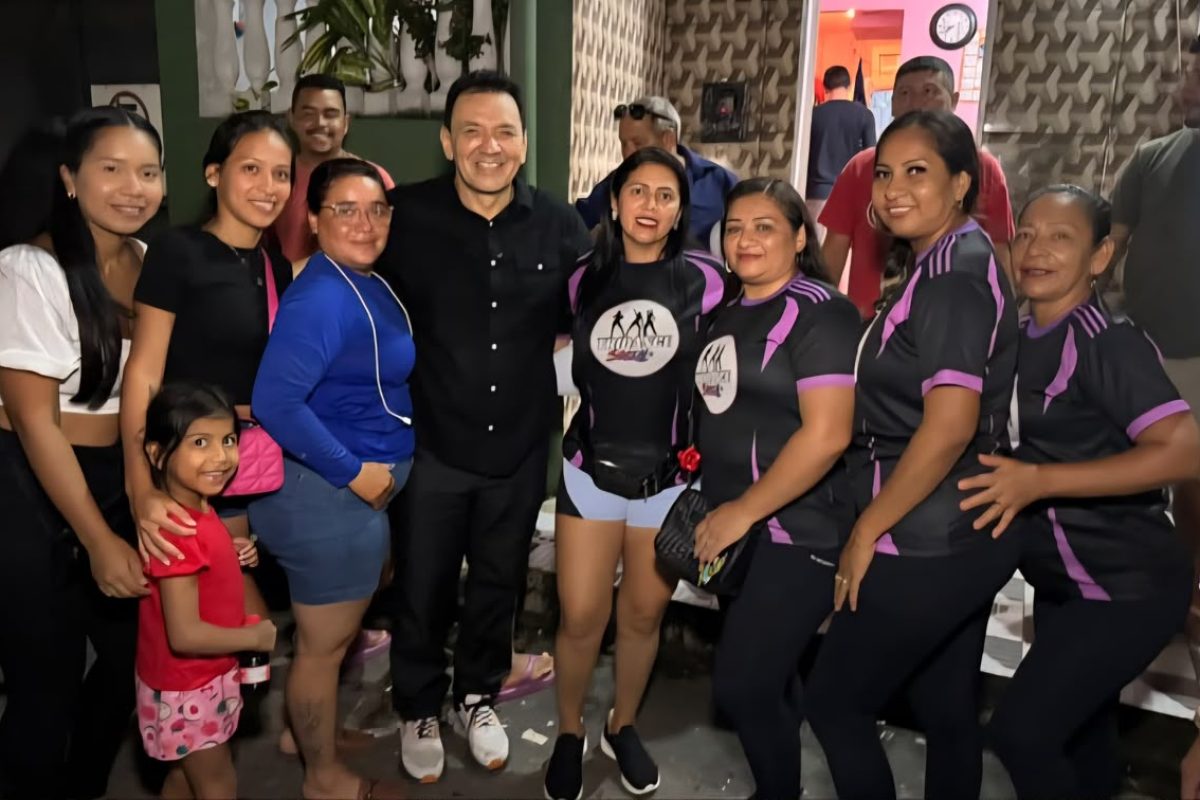 Tony Medeiros posa ao lado de moradores durante encontro comunitário realizado em Manaus para ouvir demandas da população.